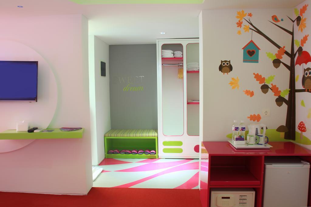 Berry Glee Thematic Hotel Kuta Lombok Extérieur photo